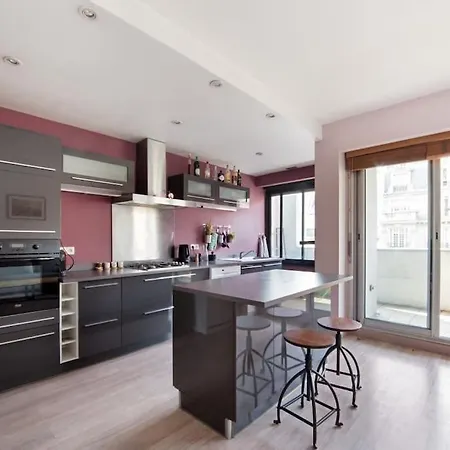 Spacious Flat With Balcony Near Eiffel Tower For 4 파리