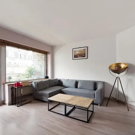 Spacious Flat With Balcony Near Eiffel Tower For 4