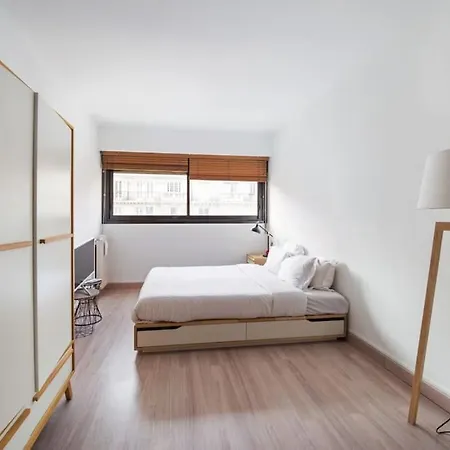Spacious Flat With Balcony Near Eiffel Tower For 4 아파트