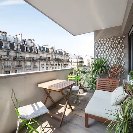 Spacious Flat With Balcony Near Eiffel Tower For 4 파리