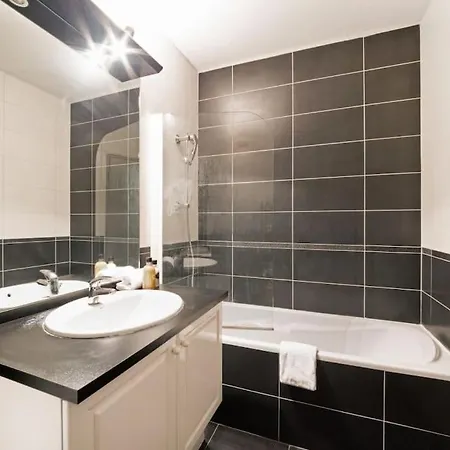 Spacious Flat With Balcony Near Eiffel Tower For 4 아파트 *