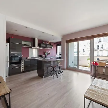 Spacious Flat With Balcony Near Eiffel Tower For 4 아파트 *